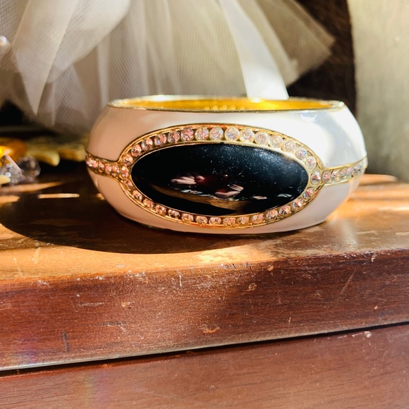 Art Deco Style Cream & Black Crystal Enameled Clamper Bracelet - Picture 7 of 9